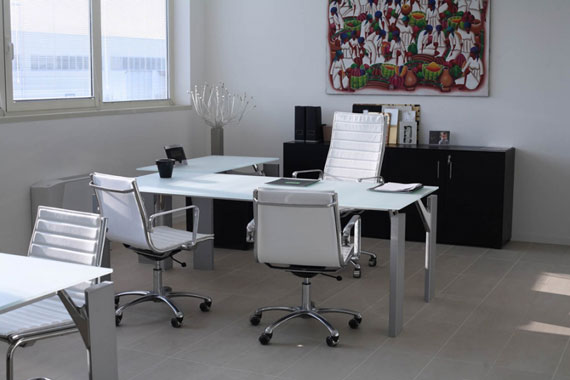Simple And Classy Office Interiors With Modern Influences