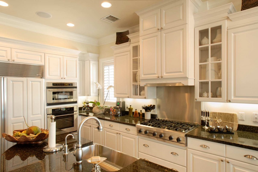 k20-1 White kitchen cabinets ideas that you could try when remodeling